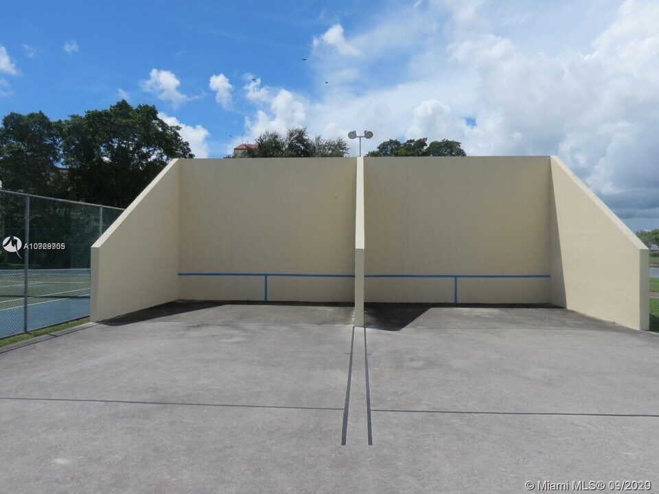 2324 S Cypress Bend Dr in Pompano Beach, FL - Building Photo