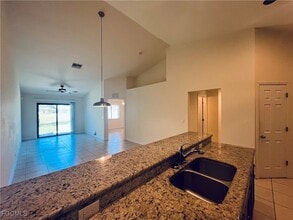 3022 SE Santa Barbara Pl in Cape Coral, FL - Foto de edificio - Building Photo