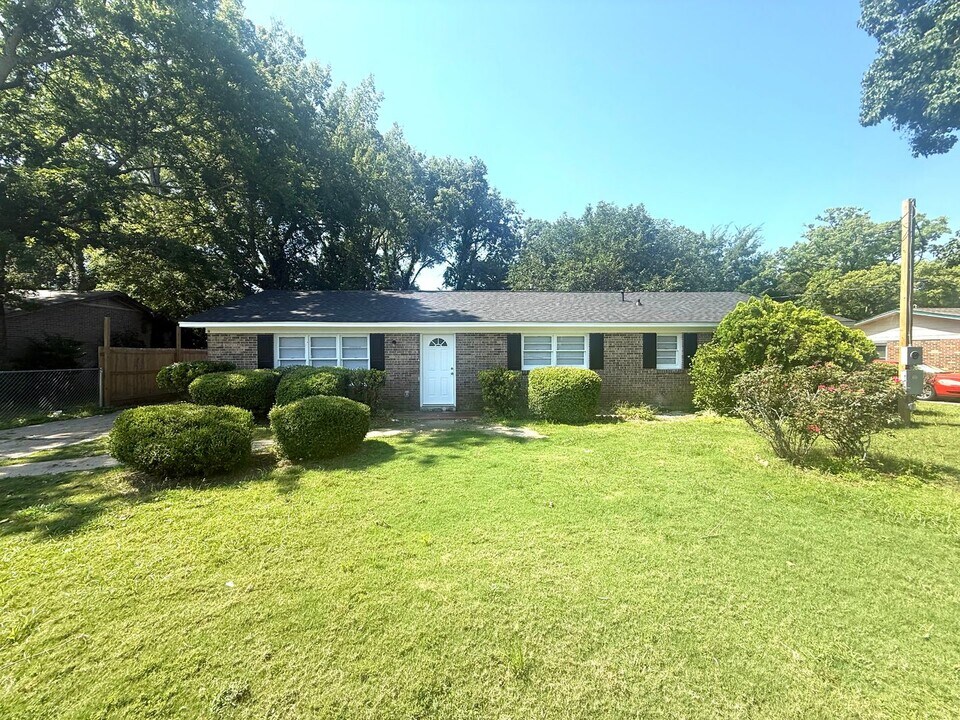 1206 Woodbridge Dr in Montgomery, AL - Building Photo