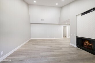 31535 Lindero Canyon Rd in Westlake Village, CA - Foto de edificio - Building Photo