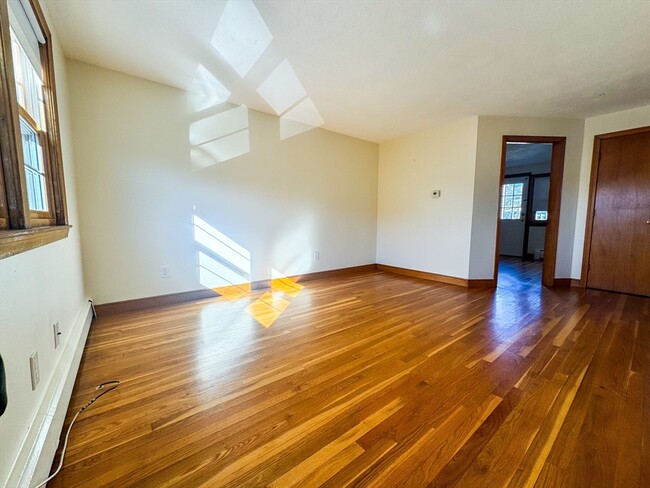 144 Pleasant St, Unit #1 in Cambridge, MA - Foto de edificio - Building Photo