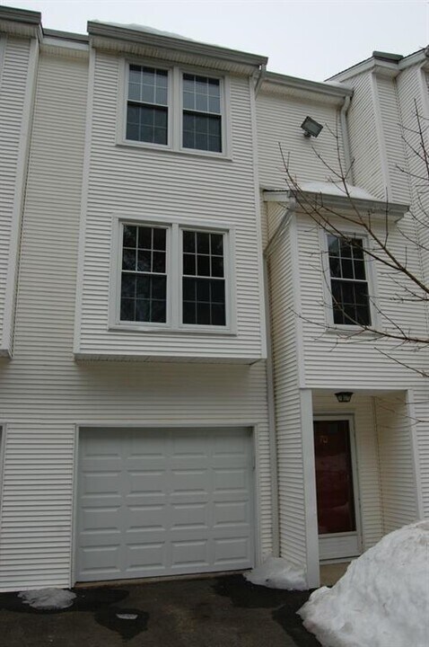 380 Hitchcock Rd in Waterbury, CT - Building Photo