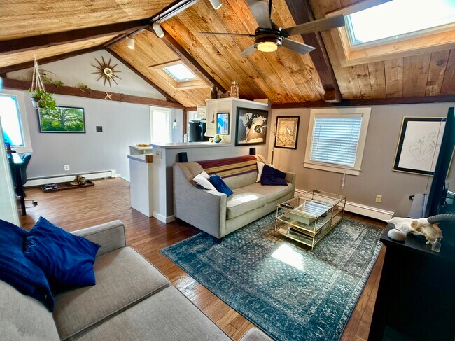 526 Centre St, Unit 3 in Boston, MA - Foto de edificio - Building Photo