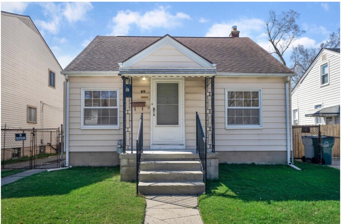 69 W Annabelle Ave in Hazel Park, MI - Building Photo