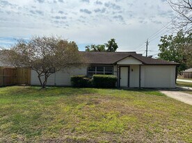 2502 Kingsdale Dr in Deer Park, TX - Building Photo