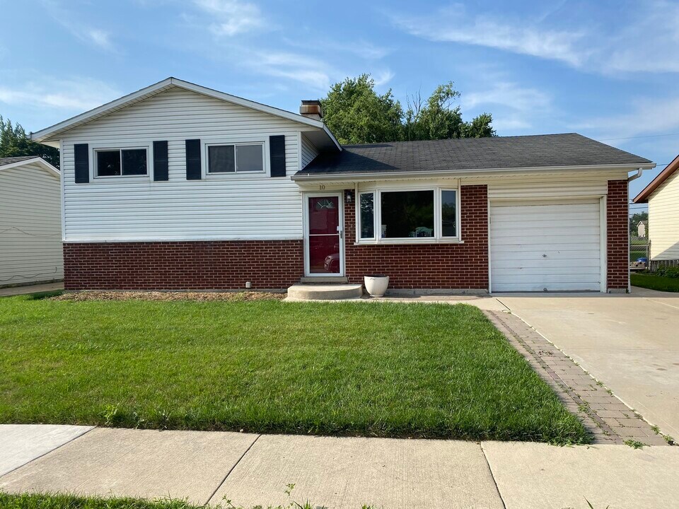 10 E Schubert Ave in Glendale Heights, IL - Building Photo