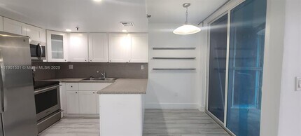 17890 W Dixie Hwy in North Miami Beach, FL - Foto de edificio - Building Photo