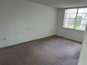 9350 Fontainebleau Blvd in Miami, FL - Building Photo - Building Photo