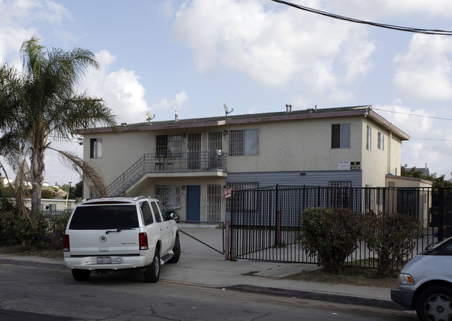 243-249 San Jacinto Dr in San Diego, CA - Foto de edificio - Building Photo