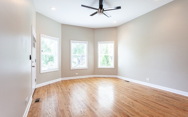 3138 N Sawyer Ave in Chicago, IL - Building Photo - Building Photo