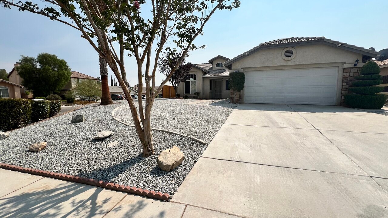 9083 Powell Ave in Hesperia, CA - Building Photo