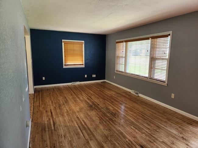 property at 1324 W 4th St