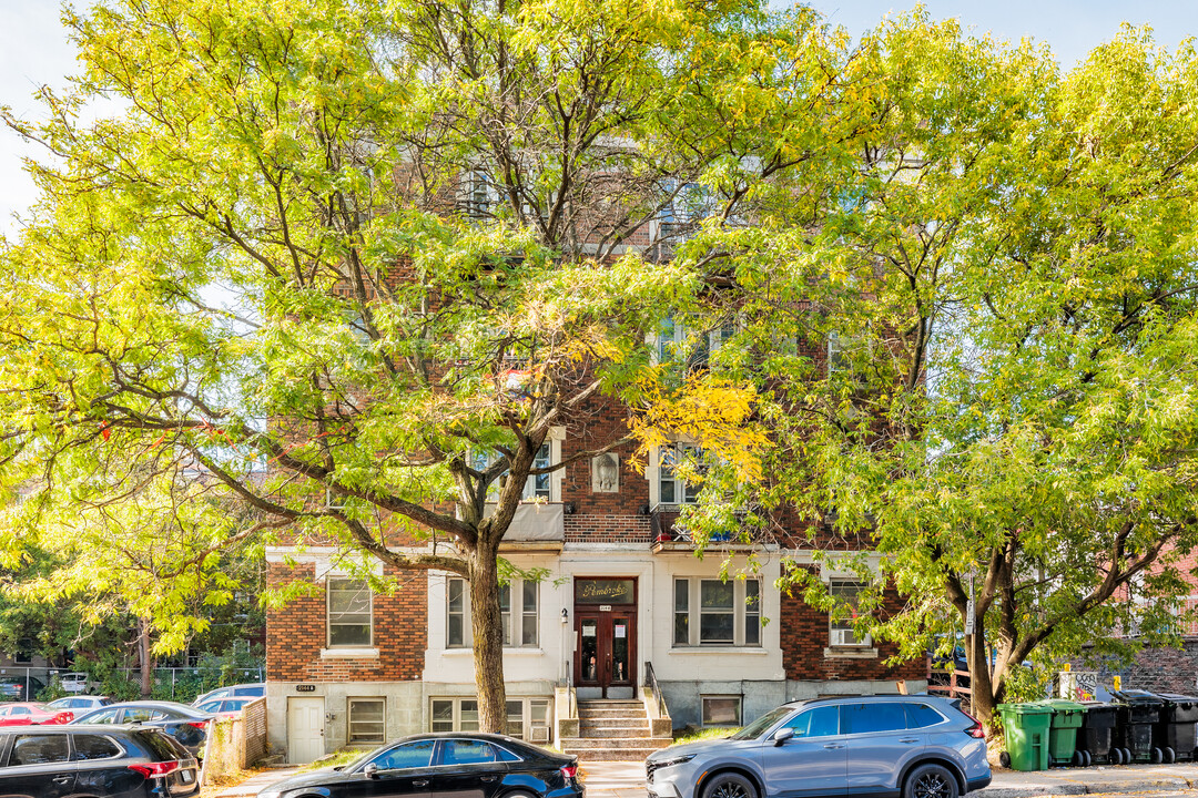 Pembroke in Montréal, QC - Building Photo