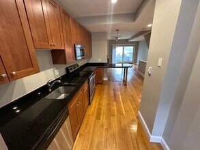 40 Medford St, Unit 1 in Chelsea, MA - Foto de edificio - Building Photo