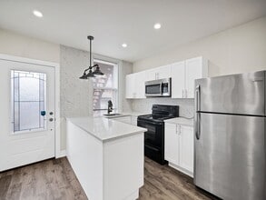 33 Fairleigh Ave N in Hamilton, ON - Building Photo - Building Photo