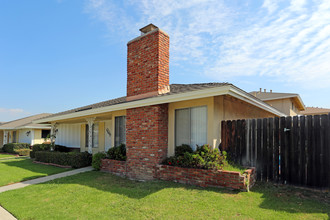 16692 Bartlett Ln in Huntington Beach, CA - Building Photo - Building Photo