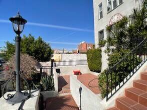 316 S Berendo St, Unit 109 in Los Angeles, CA - Building Photo - Building Photo