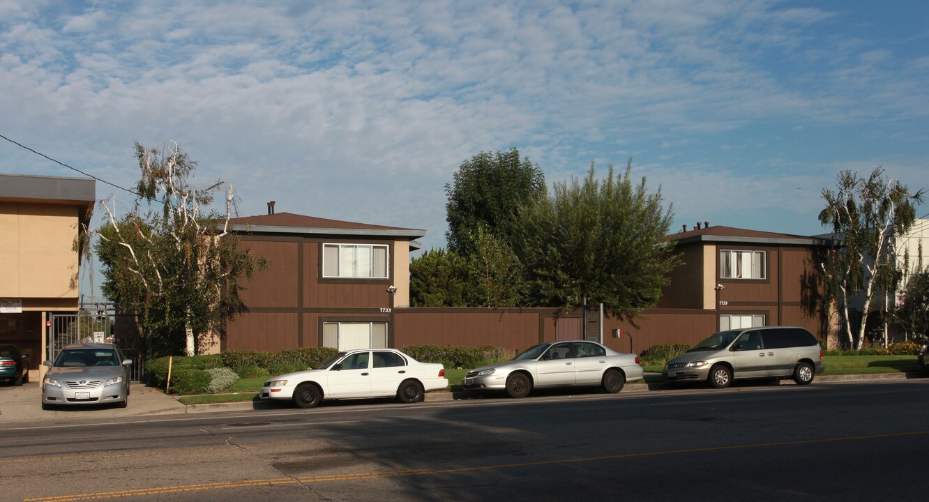 7733-7739 Laurel Canyon Blvd in North Hollywood, CA - Foto de edificio