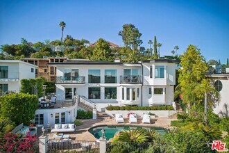 2411 Mt Olympus Dr in Los Angeles, CA - Building Photo - Building Photo