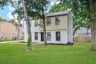 16015 Southampton Dr in Spring, TX - Building Photo - Building Photo