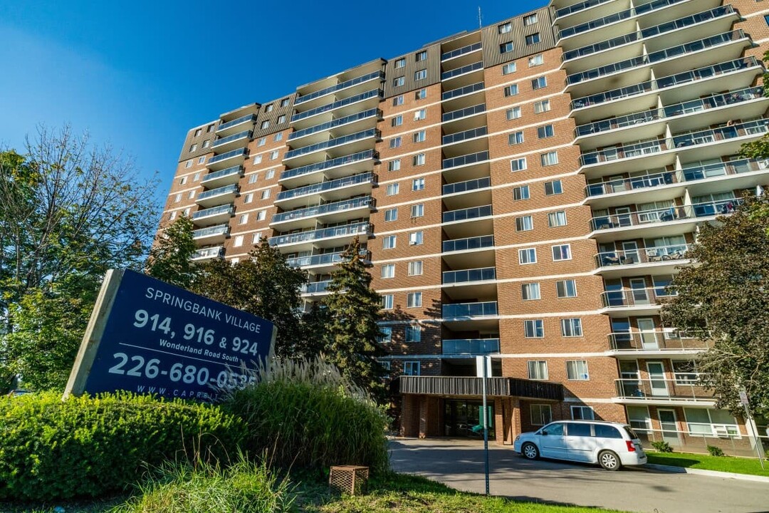 924 Wonderland Rd S in London, ON - Building Photo