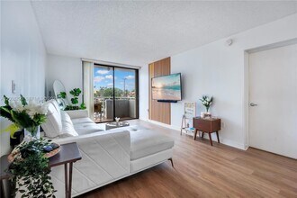 8261 NW 8th St, Unit 231 in Miami, FL - Building Photo - Building Photo