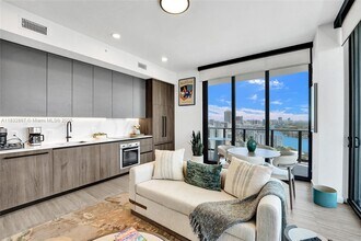 580 72nd St, Unit 2010 in Miami Beach, FL - Building Photo - Building Photo