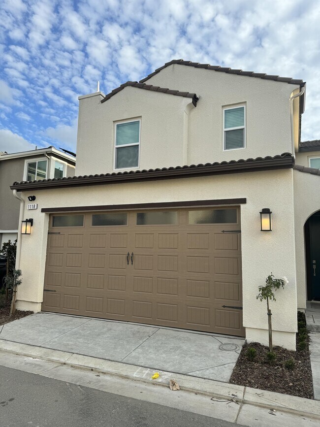 1118 Royalty Wy W in Madera, CA - Foto de edificio - Building Photo