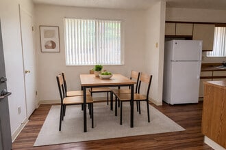 Regal Court Apartments in Louisville, CO - Foto de edificio - Building Photo