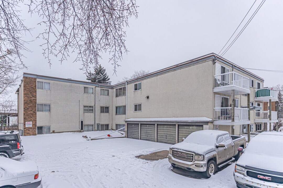 Strathearn Arms Apartments in Edmonton, AB - Building Photo