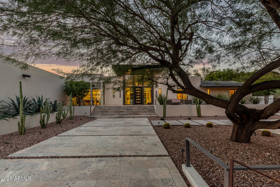 6636 N 48th St in Paradise Valley, AZ - Building Photo