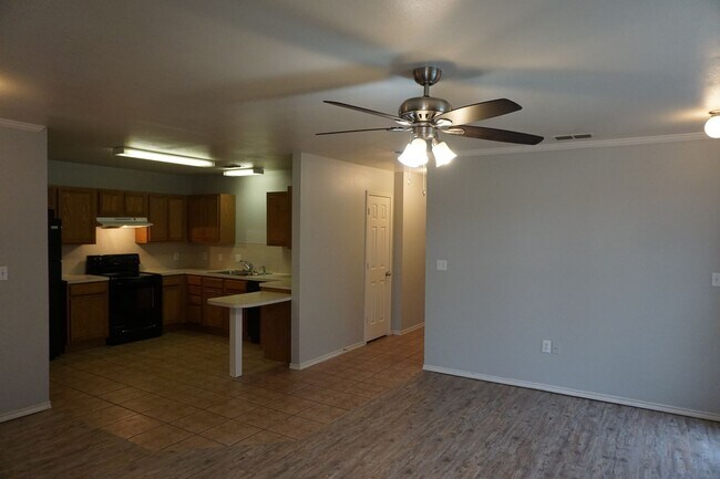 702 N Englewood Ave in Lubbock, TX - Building Photo - Building Photo