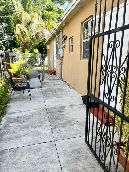 3775 NW 13th St in Miami, FL - Foto de edificio