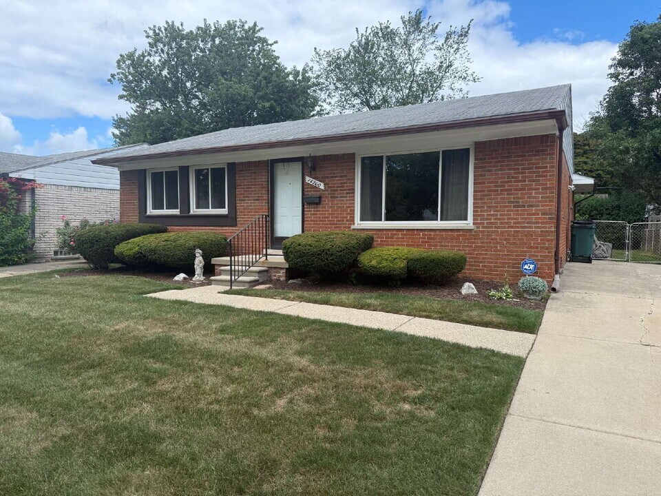 14200 Talbot St in Oak Park, MI - Building Photo