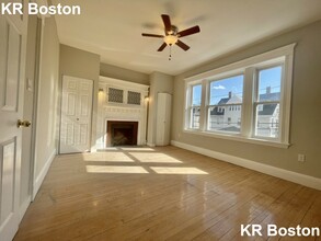 8 Farrington Ave, Unit 2 in Boston, MA - Foto de edificio - Building Photo