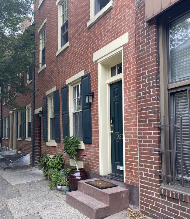 935 Lombard St, Unit 203 in Philadelphia, PA - Building Photo