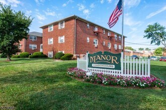 197 N Beverwyck Rd, Unit 1 in Lake Hiawatha, NJ - Foto de edificio - Building Photo