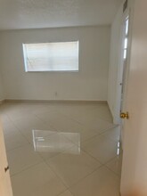 1021 NW 45th St, Unit 4 in Deerfield Beach, FL - Building Photo - Building Photo