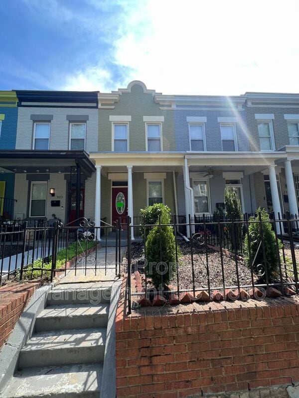 221 14th Pl NE in Washington, DC - Building Photo - Building Photo