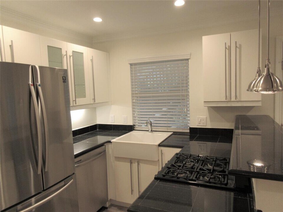100 W 12th St in Houston, TX - Building Photo