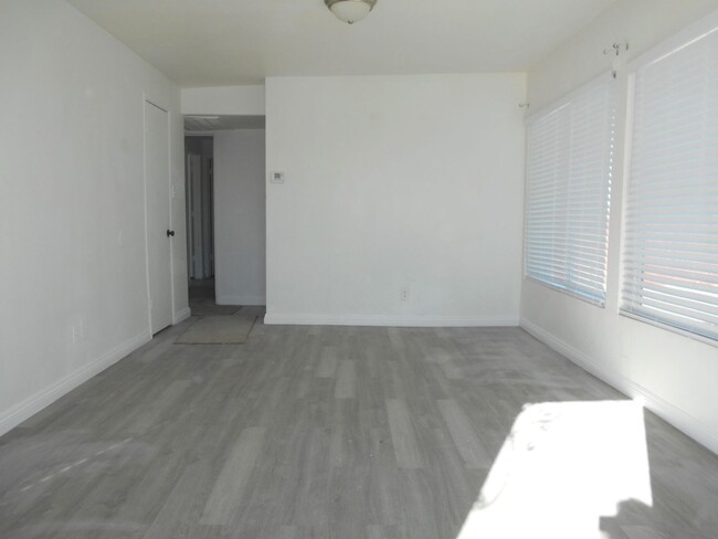 2137 E St Louis Ave in Las Vegas, NV - Building Photo - Building Photo