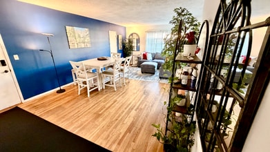 1135 Glenville Dr in Los Angeles, CA - Foto de edificio - Building Photo