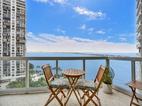 2451 Brickell Ave, Unit 11 in Miami, FL - Foto de edificio - Building Photo