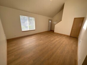 1426 NE Tucson Way in Bend, OR - Building Photo - Building Photo