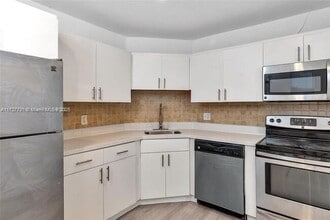 6201 N Falls Cir Dr in Lauderhill, FL - Building Photo - Building Photo