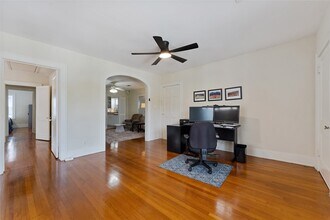 1819 Branard St in Houston, TX - Foto de edificio - Building Photo