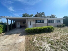 1001 Oxford Dr in Panama City, FL - Building Photo