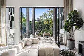 92 SW 28th Rd in Miami, FL - Building Photo - Building Photo