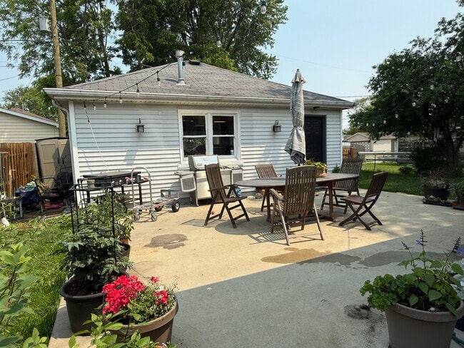 809 Croghan Ave, Unit 2 of a duplex in Joliet, IL - Foto de edificio - Building Photo
