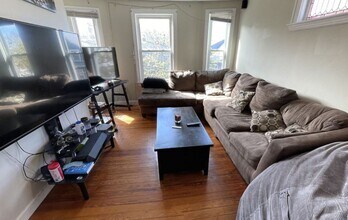 14 Dow St, Unit 2 in Somerville, MA - Foto de edificio - Building Photo